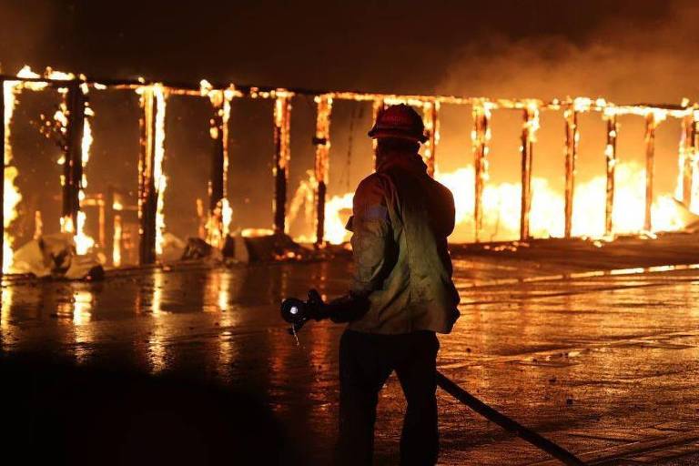 'Não temos mais nada': brasileiras relatam drama com maiores incêndios da história em Los Angeles