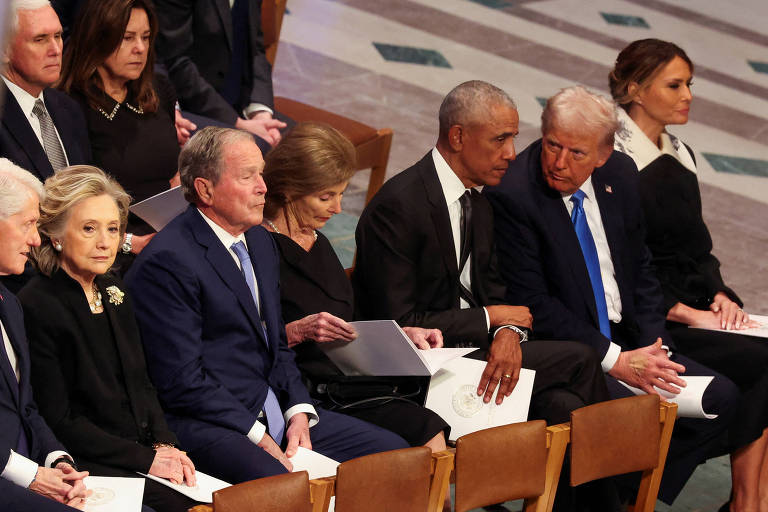 Trump e Obama têm conversa amigável em funeral de Carter; veja vídeo