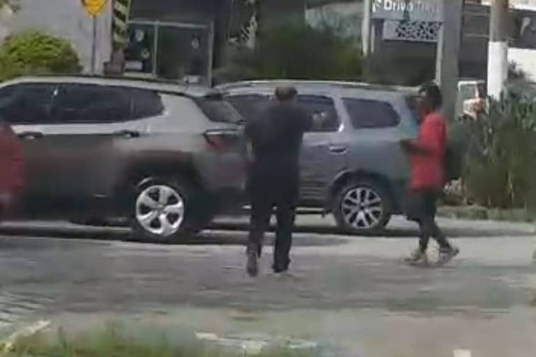 Um homem agrediu um morador de rua no estacionamento do Mc Donalds, na tarde desta quarta-feira (9)