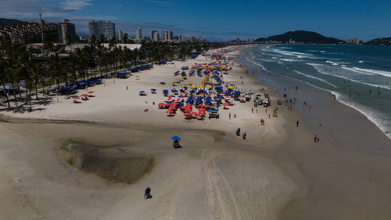 Sabesp usa fumaça e corante para buscar ligações clandestinas de esgoto na Baixada Santista