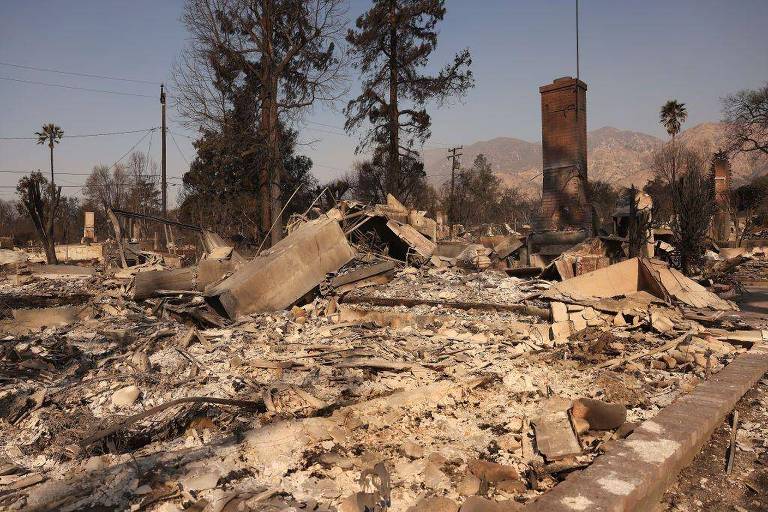 Foto mostra escombros de uma casa atingida por incêndio. 