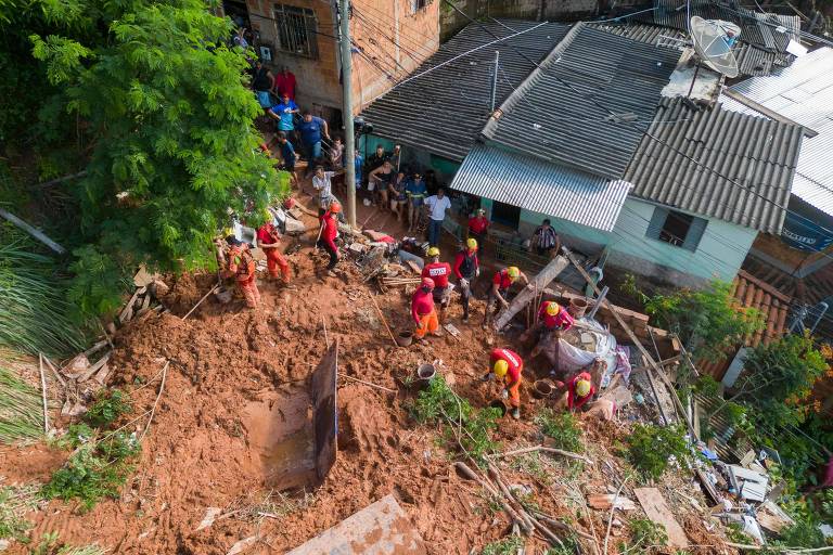 Imagem aérea mostra equipes de resgate atuando em desabamento no bairro de Bethânia, em Ipatinga