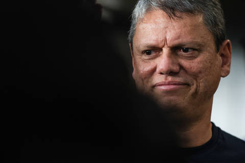 SAO PAULO/SP, BRASIL- 13.01.2025:   O governador Tarcísio de Freitas acompanha nesta segunda-feira (13), no Aeroporto de Guarulhos, o embarque de 58 estudantes do Prontos Pro Mundo para o Reino Unido. (Foto: Zanone Fraissat/Folhapress. COTIDIANO***EXCLUSIVO***.