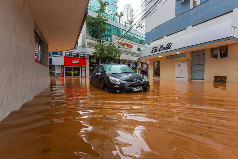 Balneário Camboriú decreta emergência devido a alagamentos; litoral de SC entra em alerta