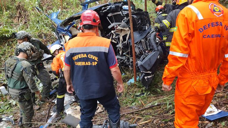 Helicóptero cai na Grande SP e deixa 2 mortos; piloto e criança são resgatados com vida