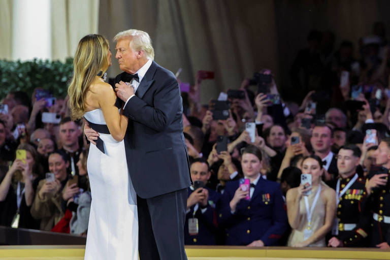 Trump vai a bailes após posse, agradece a doadores e exalta ordens do 1º dia