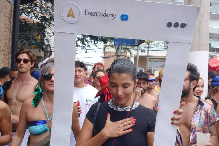 Bloco em SP tem desfile de Vanis e Fátimas em meio a torcida por Fernanda Torres no Oscar