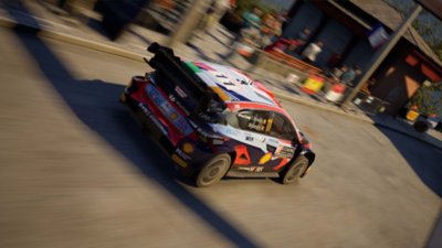 Captura de pantalla de EA Sports WRC que muestra un Hyundai i20 N Rally1 Hybrid que corre en una pista en la ciudad.