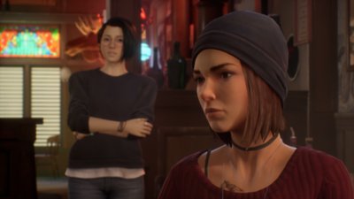 Life Is Strange: True Colors – kuvakaappaus, jossa näkyy taustalla Alex puhumassa toiselle hahmolle