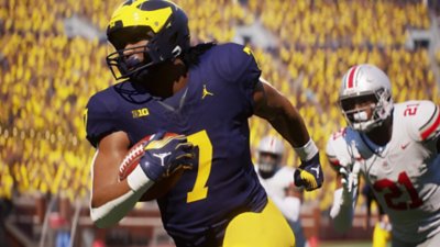 Captura de pantalla de EA Sports College Football 25 que muestra a un jugador que escapa de un adversario con el balón