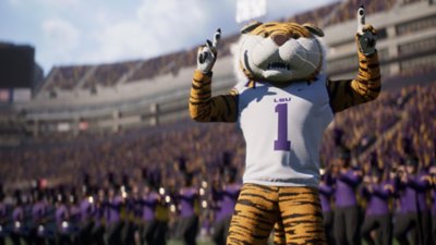 Captura de pantalla de EA Sports College Football 25 que muestra a una mascota actuando en un estadio lleno