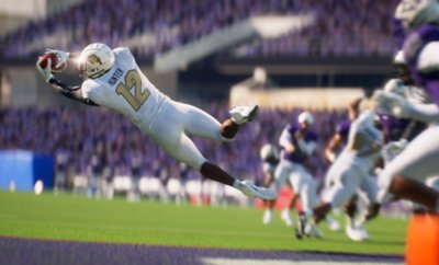 Captura de pantalla de EA Sports College Football 25 que muestra a Travis Hunter lanzándose para atrapar el balón