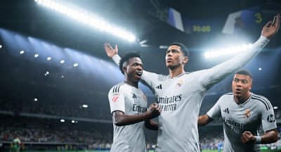 Skärmbild från EA Sports FC 25 som visar Jude Bellingham fira med Real Madrid-lagkamraterna Vinícius Júnior och Kylian Mbappé