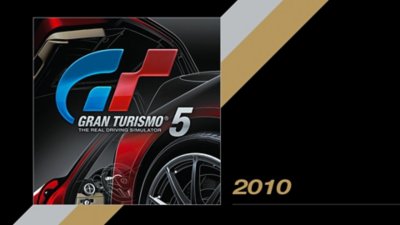 Ein Bild des Coverdesigns von Gran Turismo 5 mit dem Erscheinungsjahr daneben: 2010