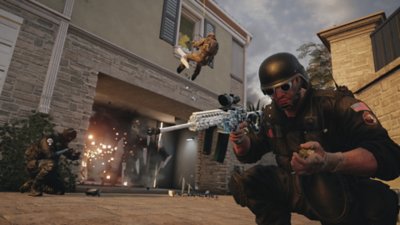 Snimka zaslona igre Tom Clancy's Rainbow Six Siege koja prikazuje tim koji se sprema ući u zgradu