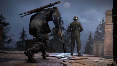 Sniper Elite 5 – snímek obrazovky zobrazující postavu plížící se za nepřítelem