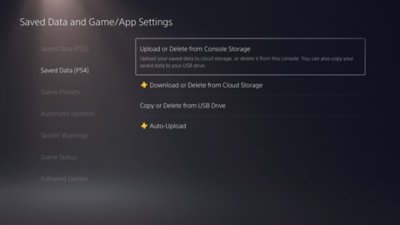 Skärmen Sparade data och inställningar för spel/appar på en PS5-konsol med Sparade data (PS4-system) markerat till vänster på skärmen och Ladda upp eller ta bort från konsollagring markerat till höger på skärmen.