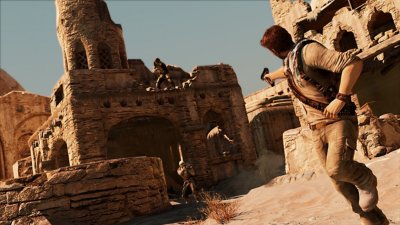 captura de pantalla de uncharted nathan drake collection que muestra a nathan huyendo de edificios de piedra en el desierto mientras dispara a los atacantes en esos edificios