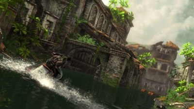 captura de pantalla de uncharted nathan drake collection que muestra a nathan y elena en una moto acuática en un río de la selva