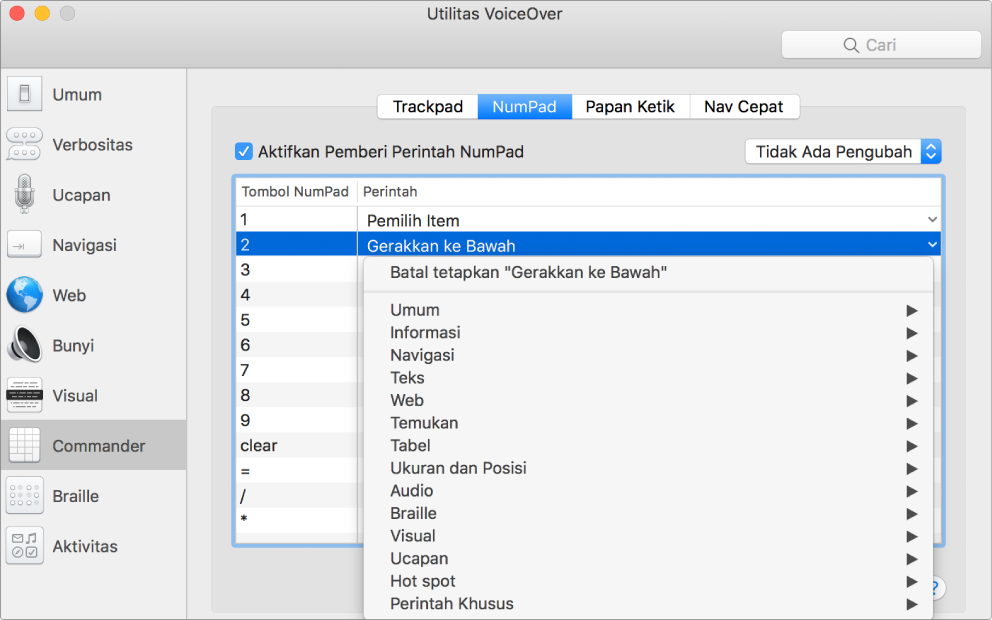 Jendela Utilitas VoiceOver menampilkan kategori Pemberi Perintah yang dipilih di bar samping dan panel NumPad yang dipilih di kanan. Di bagian atas panel NumPad, kotak centang Aktifkan Pemberi Perintah NumPad dipilih. Tidak ada Pengubah yang dipilih dari menu pop-up Pengubah. Di bawah kotak centang dan menu pop-up terdapat tabel dengan dua kolom: Tombol NumPad dan Command. Baris kedua dipilih dan berisi angka 2 di kolom Tombol NumPad dan Pindahkan ke Bawah di kolom Perintah. Menu pop-up di bawah Pindahkan ke Bawah menampilkan kategori perintah, seperti Umum; tiap kategori memiliki panah untuk menampilkan perintah yang dapat ditetapkan ke tombol NumPad saat ini.