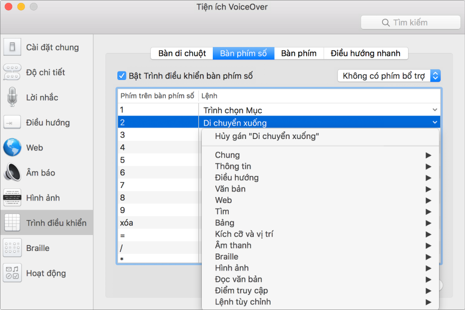 Cửa sổ Tiện ích VoiceOver đang hiển thị danh mục Trình điều khiển đã chọn trên thanh bên và khung Bàn phím số đã chọn ở bên phải. Ở đầu khung Bàn phím số, hộp kiểm Bật Trình điều khiển bàn phím số đã được chọn. Không có Phím bổ trợ nào được chọn từ menu bật lên Phím bổ trợ. Bên dưới hộp kiểm và menu bật lên là bảng có hai cột: Phím bàn phím số và Lệnh. Hàng thứ hai được chọn và chứa 2 trong cột Phím trên bàn phím số và Di chuyển xuống trong cột Lệnh. Menu bật lên bên dưới Di chuyển xuống hiển thị các danh mục lệnh, chẳng hạn như Lệnh chung; mỗi danh mục có một mũi tên để hiển thị các lệnh có thể được gán cho phím hiện tại trên Bàn phím số.