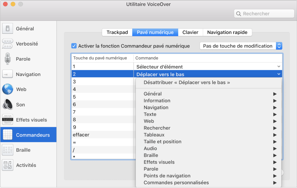Fenêtre Utilitaire VoiceOver. La catégorie Commandeurs est sélectionnée dans la barre latérale et la sous-fenêtre Pavé numérique est sélectionnée sur le côté droit. En haut de la sous-fenêtre Pavé numérique, la case Activer la fonction Commandeur pavé numérique est cochée. L’option Pas de touche de modification est sélectionnée dans le menu local relatif aux touches de modification. Sous la case et le menu local se trouve un tableau avec deux colonnes : Touche du pavé numérique et Commande. Le deuxième rang est sélectionné et contient 2 dans la colonne Touche du pavé numérique et Déplacer vers le bas dans la colonne Commande. Un menu local situé sous Déplacer vers le bas affiche des catégories de commandes, comme Général. Chaque catégorie comporte une flèche pour afficher les commandes pouvant être affectées à la touche de pavé numérique active.