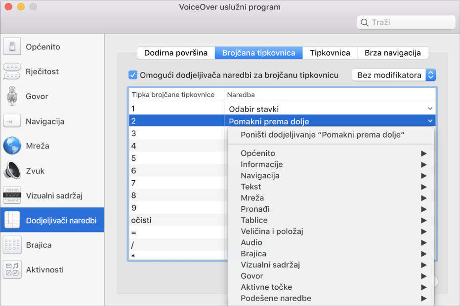 Prozor Uslužnog programa VoiceOver koji prikazuje kategoriju Dodjeljivač naredbi odabranu u rubnom stupcu i odabranu brojčanu tipkovnicu na desnoj strani. U gornjem uglu prikaza brojčane tipkovnice odabrana je kućica "Omogući dodjeljivača naredbi za brojčanu tipkovnicu". Iz skočnog izbornika Modifikator nije odabran nijedan Modifikator. Ispod potvrdne kućice i skočnog izbornika nalazi se tablica s dva stupca: Brojčana tipka i Naredba. Odabire se drugi redak i sadrži 2 u stupcu tipki brojčane tipkovnice i Pomakni dolje u stupcu Naredba. Skočni izbornik ispod Pomakni prema dolje koji prikazuje kategorije naredbi, poput Općenito; svaka kategorija ima strelicu za prikaz naredbi koje se mogu dodijeliti trenutačnoj tipki brojčane tipkovnice.