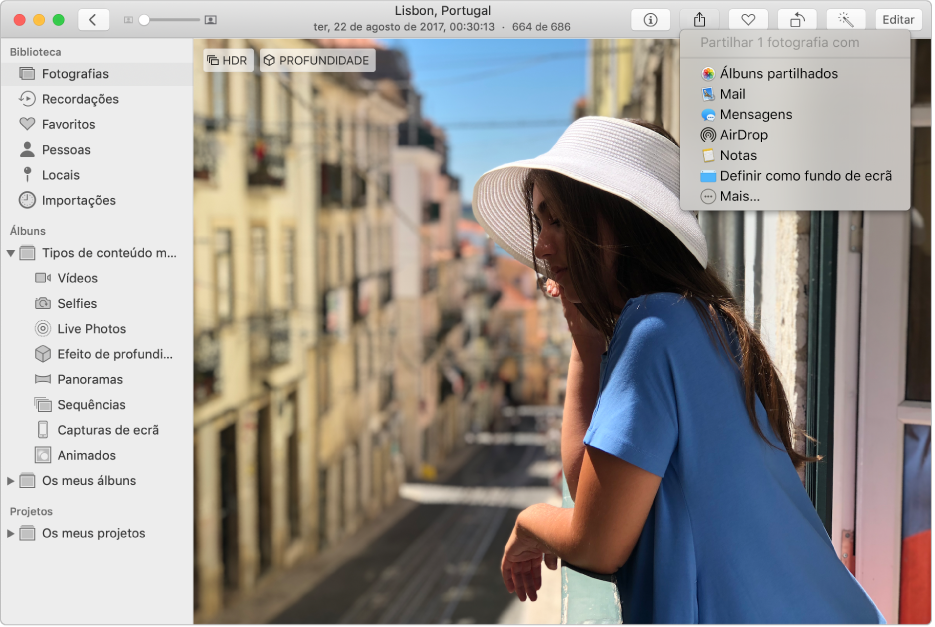 A janela de Fotografias a mostrar uma fotografia e o menu Partilha com o comando “Álbuns partilhados” selecionado.
