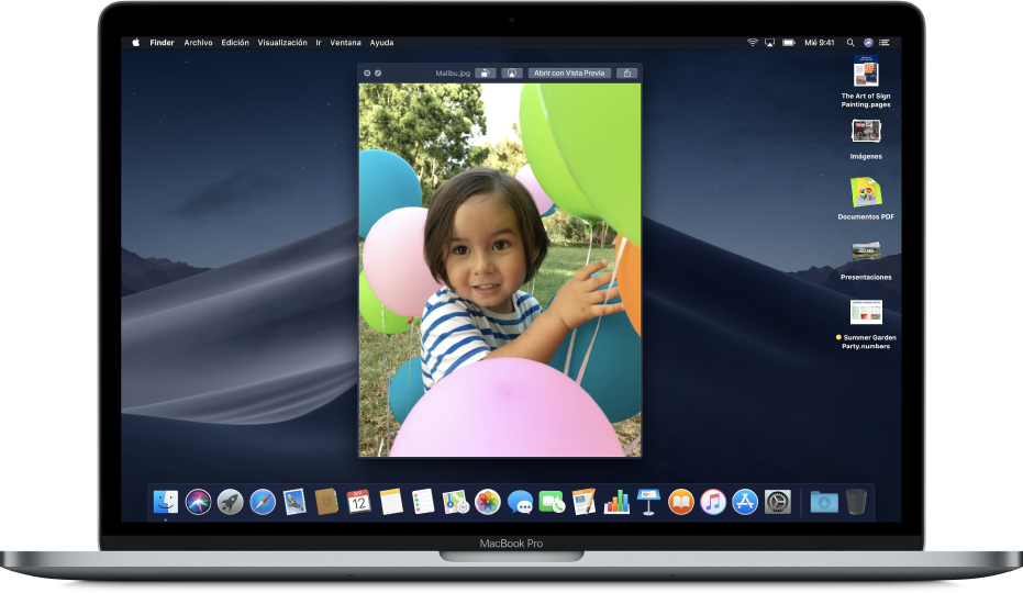 Un escritorio de Mac con una ventana de Vista Rápida abierta y contenido apilado en el escritorio del lado derecho de la pantalla.