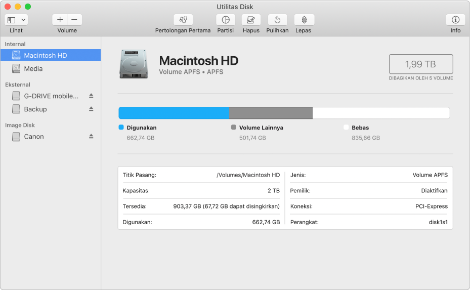 Empat volume di wadah APFS di bar samping Utilitas Disk.