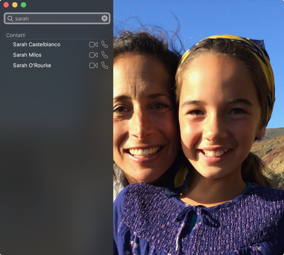 La finestra di FaceTime prima di effettuare una chiamata. In alto a sinistra, è visualizzato un campo di ricerca, in cui è stato digitato il nome “Sarah”; sotto un elenco di risultati di ricerca, che mostra tutti i contatti di nome Sarah, ognuno affiancato dai pulsanti per effettuare una chiamata video o audio. A destra viene mostrata l’immagine visualizzata nell’obiettivo della fotocamera: due persone che stanno per effettuare una chiamata.