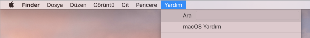 Yardım menüsü açık halde Ara ve macOS Yardım menü seçeneklerini gösteren kısmi masaüstü.