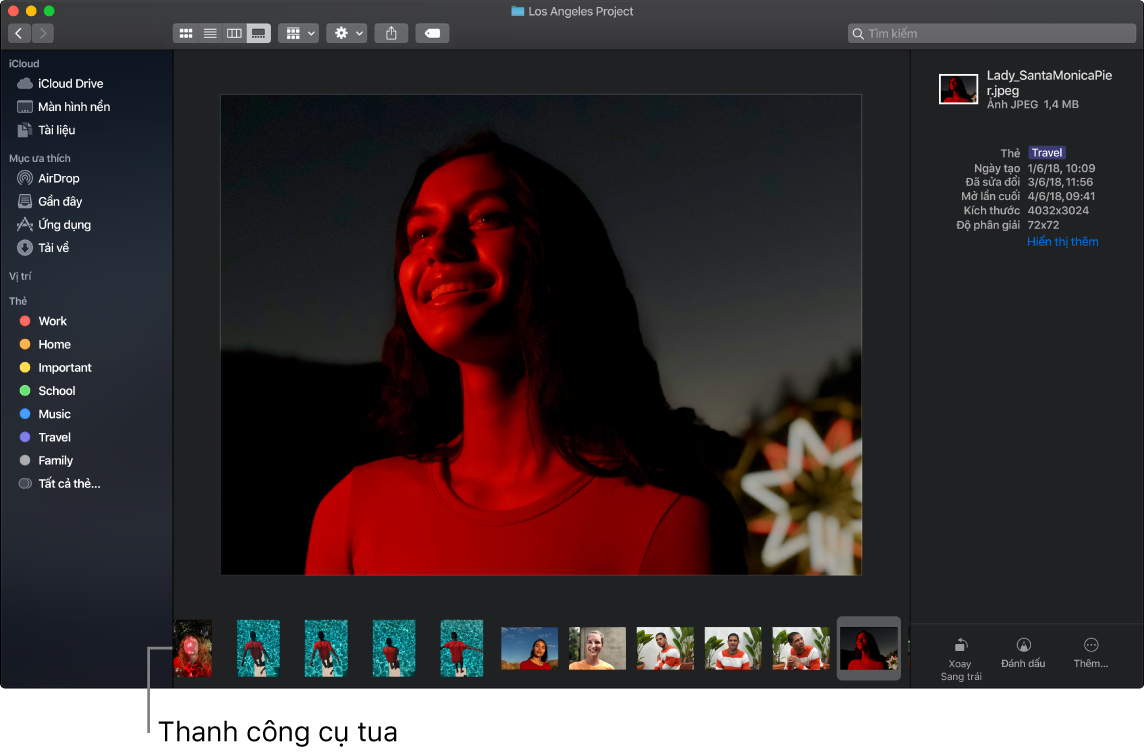 Một cửa sổ Finder mở trong Chế độ xem thư viện, đang hiển thị một ảnh lớn với một hàng các ảnh nhỏ hơn – thanh công cụ tua – ở bên dưới. Các điều khiển xoay, đánh dấu, v.v. nằm ở bên phải của thanh công cụ tua.