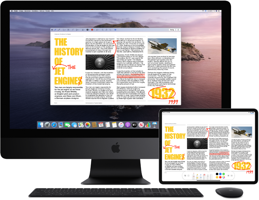 Ein iMac Pro und ein iPad nebeneinander. Auf beiden Bildschirmen wird ein Artikel mit roten Markierungen wie durchgestrichenen Sätzen und hinzugefügten Wörtern angezeigt. Auf dem iPad-Bildschirm werden unten Steuerelemente für Markierungen angezeigt.