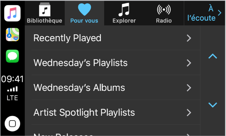Écran CarPlay présentant des sélections de musique Pour vous. D’autres choix musicaux (Nouveautés, Radio, Playlists et Ma musique) apparaissent sous forme de boutons en haut de l’écran. Dans le coin inférieur gauche se trouve le bouton Accueil.