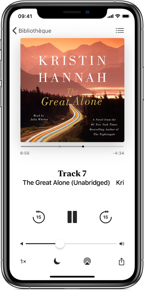 L’écran du lecteur de livre audio affichant la couverture du livre audio en haut. En dessous de la couverture se trouvent la tête de lecture, le numéro de piste, l’auteur et le nom du livre audio, ainsi que les commandes de lecture, de pause, d’avance et de retour. En bas de l’écran, de gauche à droite, se trouvent les boutons Vitesse de lecture, Minuterie de veille, Destination pour la lecture et Partager. Le bouton Liste des pistes se trouve en haut à droite, tandis que le bouton Fermer se situe en haut à gauche.