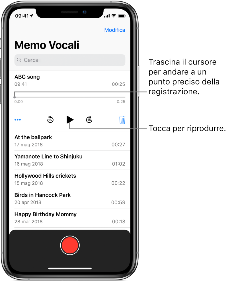 La schermata elenco di Memo Vocali con una registrazione selezionata nella parte superiore. La barra di scorrimento della registrazione presenta un cursore di riproduzione e il tempo di inizio e fine alle due estremità. Sotto la timeline sono presenti il pulsante Altro, che puoi toccare per modificare, duplicare o condividere una registrazione, il pulsante per tornare indietro di 15 secondi, il pulsante Riproduci, il pulsante per andare avanti di 15 secondi e il pulsante Elimina. Sotto questi controlli è presente un elenco di registrazioni che possono essere aperte toccandole.