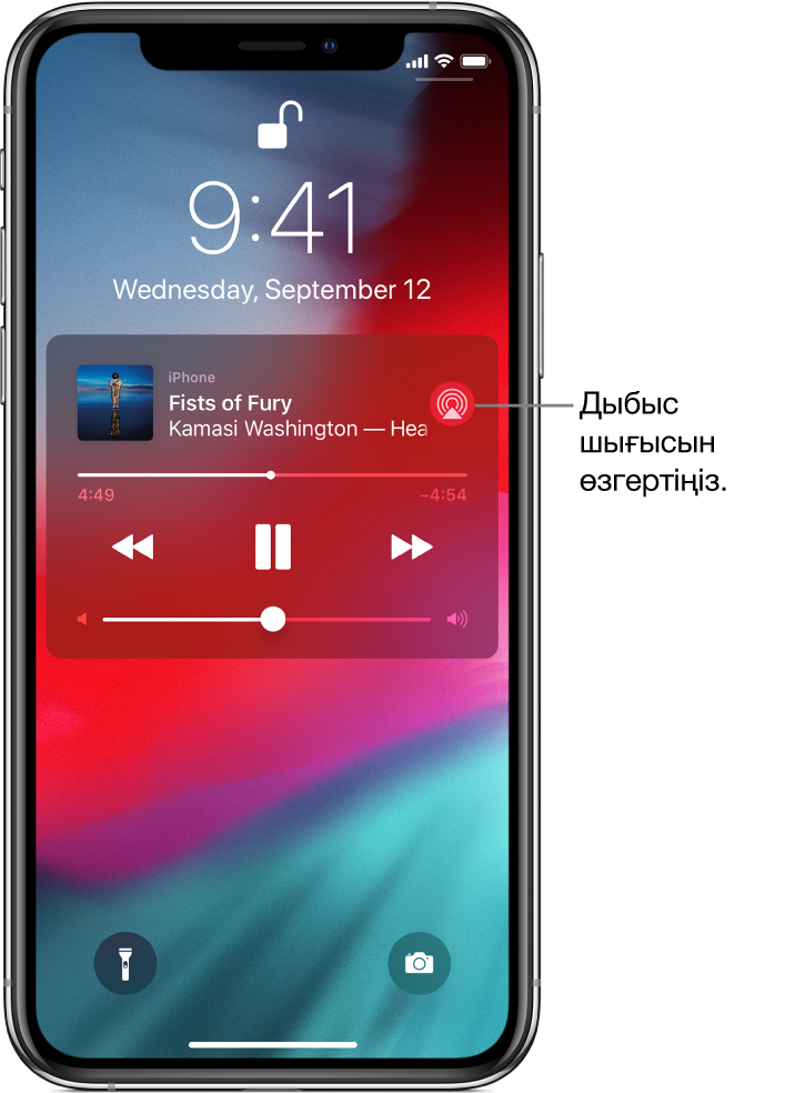 Әнді ойнатуды, дыбысты ойнатуды басқару элементтерін және Playback Destination түймесін көрсетіп тұрған Lock экраны.