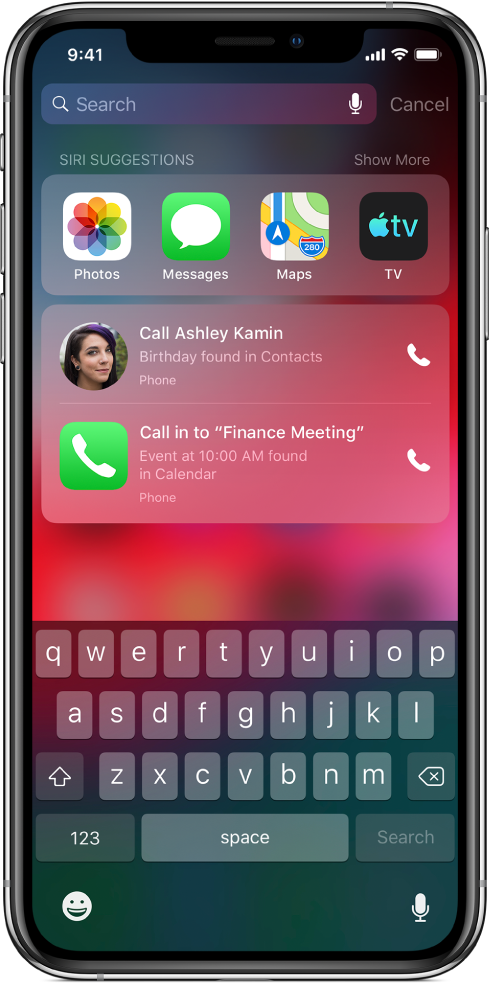 Zaslon za iskanje, ki prikazuje vrstico aplikacij pod oznako »Siri suggestions«. Pod vrstico so izpisani Sirini predlogi. Predlaga, naj pokličete prijateljico za rojstni dan ali naj zapišete datum sestanka v koledar.