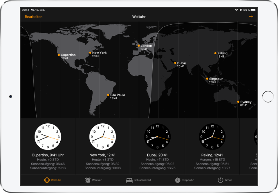 Der Tab „Weltuhr“ mit der Uhrzeit in verschiedenen Städten. Tippe oben links auf „Bearbeiten“, um die Uhren anzuordnen. Tippe oben rechts auf die Taste „Hinzufügen“, um weitere Uhren hinzuzufügen. Unten befinden sich Tasten für „Wecker“, „Schlafenszeit“, „Stoppuhr“ und „Timer“.