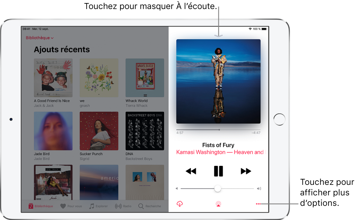 L’écran À l’écoute avec l’illustration de l’album. En dessous se trouvent la tête de lecture, le titre du morceau, le nom de l’artiste et celui de l’album, les commandes de lecture, le curseur de volume, le bouton Télécharger, le bouton « Destination de lecture » et le bouton Plus. Le bouton pour masquer « À l’écoute » se trouve en haut.