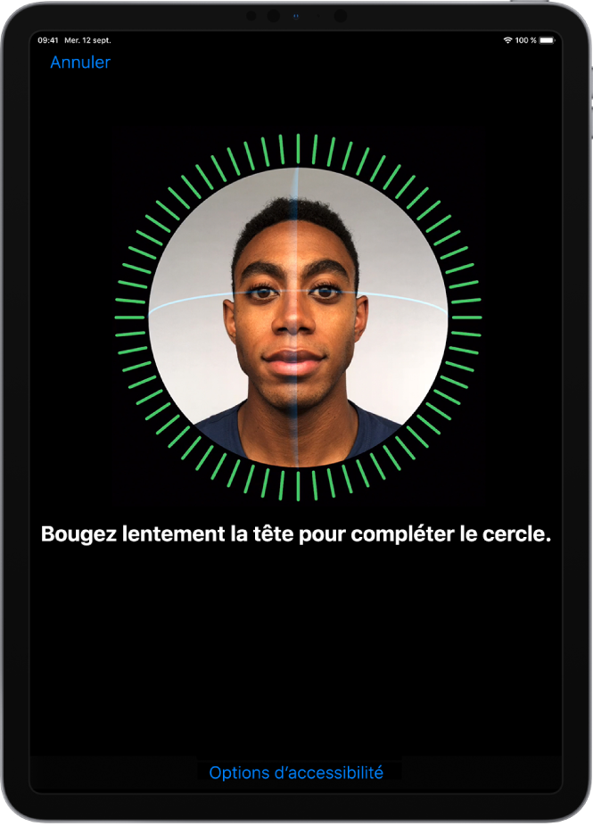 L’écran de configuration de la reconnaissance Face ID. Un visage est affiché à l’écran, entouré d’un cercle. Le texte en dessous vous demande de bouger lentement la tête pour compléter le cercle.