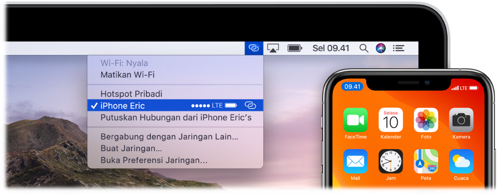 Layar Mac dengan menu Wi-Fi menampilkan Hotspot Pribadi yang terhubung ke iPhone.