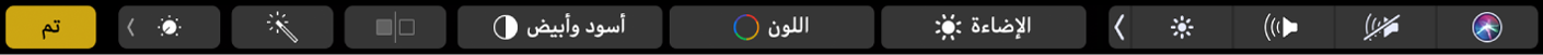 الـ Touch Bar وتظهر عليه أزرار تحرير الصور؛ اقتصاص، وفلاتر، وضبط، وتنقيح، وزر الانتقال إلى المزيد من الخيارات.