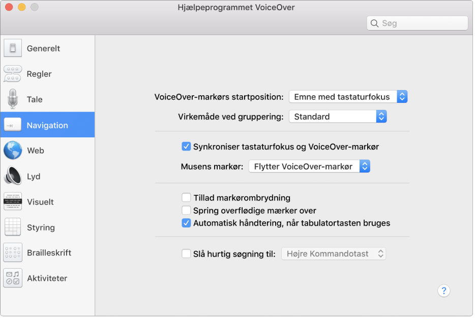Hjælpeprogrammet VoiceOver viser kategorien Navigation, der er valgt i indholdsoversigten til venstre, og kategoriens indstillinger til højre. Nederst til højre i vinduet er knappen Hjælp, som viser hjælpen til VoiceOver, der beskriver mulighederne.