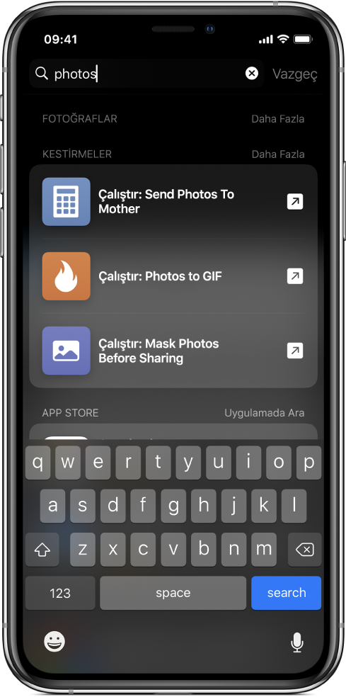 Kestirme için “fotoğraflar” anahtar sözcüğünün kullanıldığı arama ve arama sonuçları: “Fotoğrafları Anneme Gönder’i Çalıştır,” “Fotoğrafları GIF’e Dönüştür’ü Çalıştır” ve “Paylaşmadan Önce Fotoğrafları Maskele’yi Çalıştır” kestirmeleri.