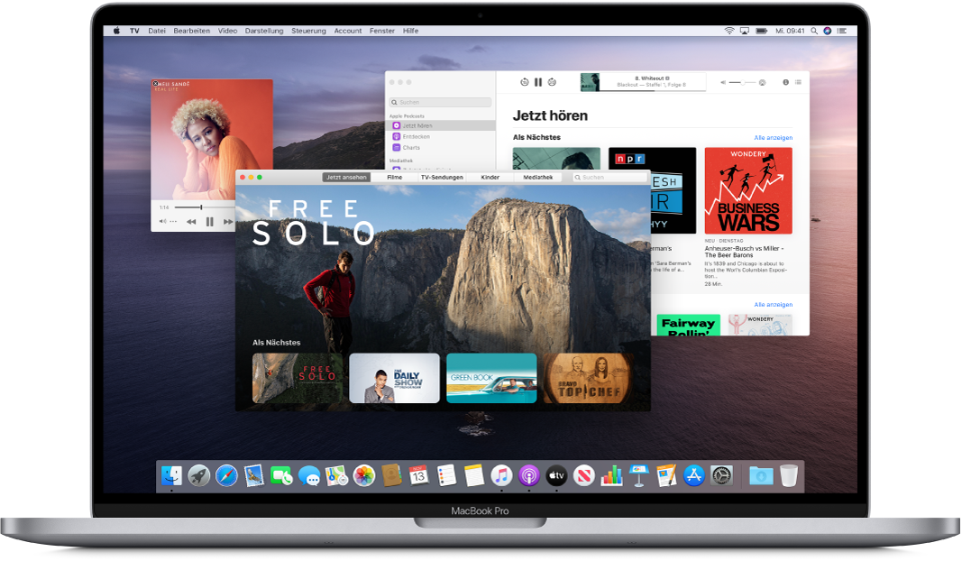 Ein MacBook Pro-Schreibtisch mit geöffneten Fenstern für „Musik“, „TV“ und „Podcasts“
