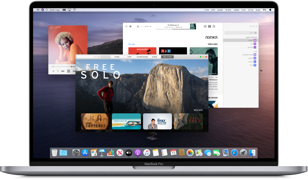 מכתבה של MacBook Pro המציגה את החלונות של ״מוסיקה״, TV ו״פודקאסטים״ פתוחים.