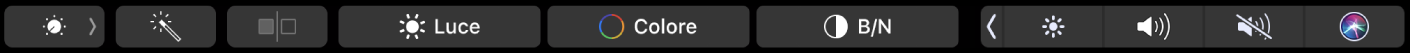 La Touch Bar con i pulsanti per modificare le foto: ritaglio, filtri, regolazione e ritocco e un ulteriore pulsante per accedere ad altre opzioni.