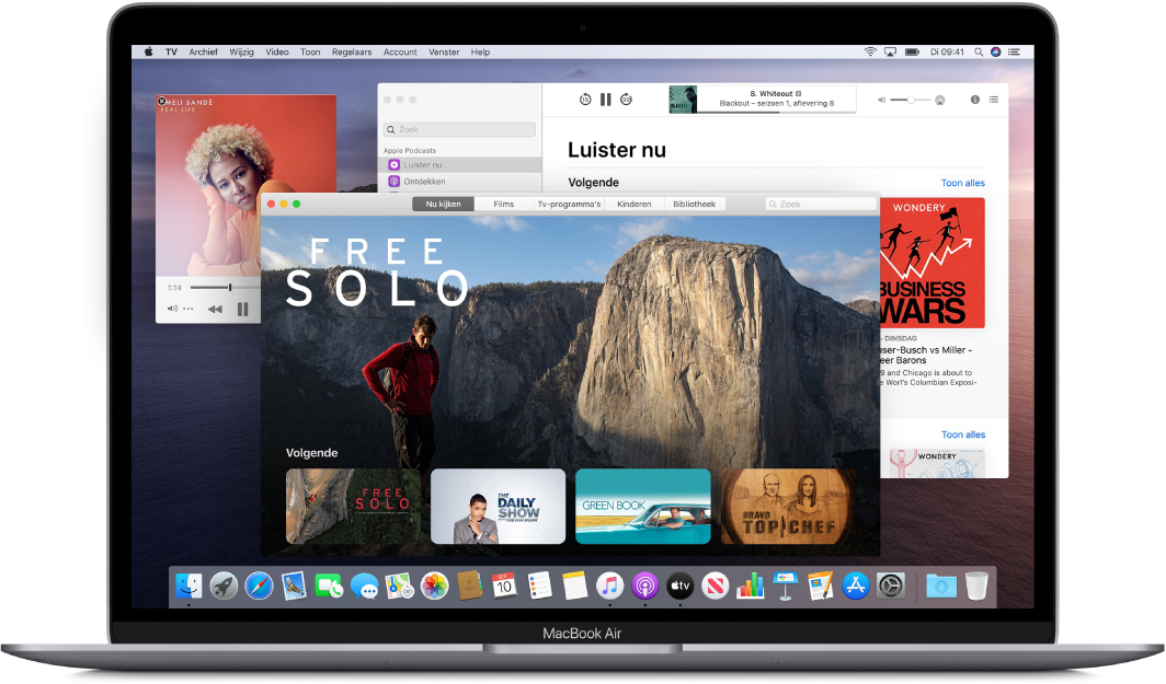 Een MacBook Air met op het bureaublad de geopende vensters van Muziek, TV en Podcasts.